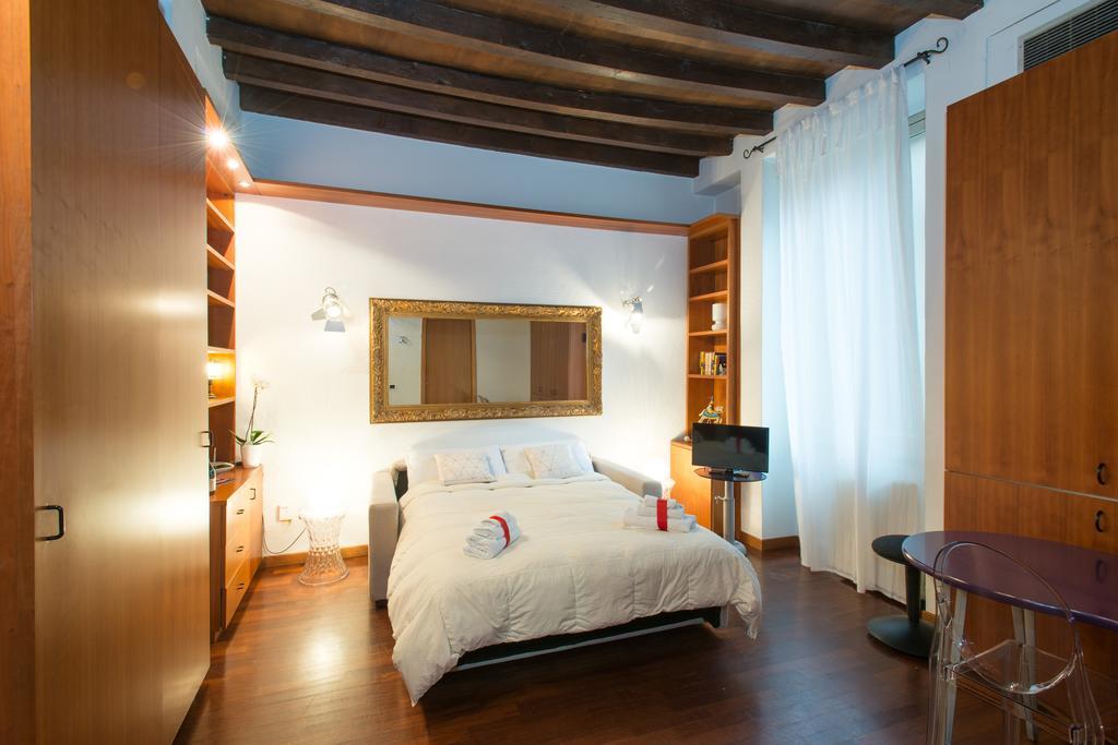 Apartment Carpoforo Mailand